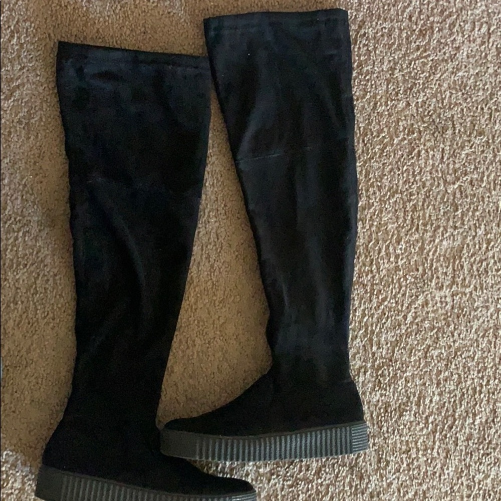 Knee flat boots